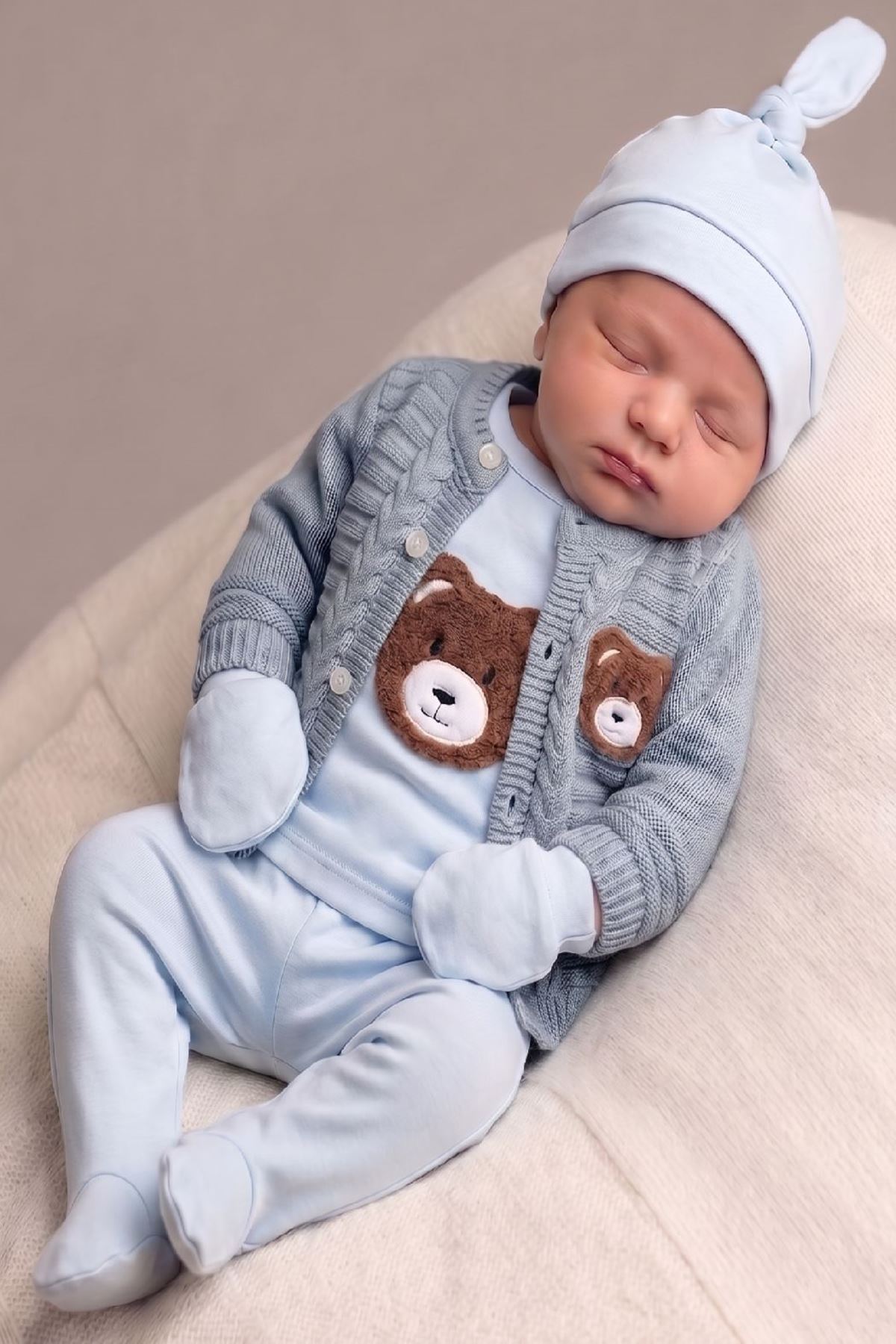 ÖZEL KUTUSUNDA TRİKO HIRKALI SÜZENE NAKIŞLI ERKEK BEBEK 5'Lİ HASTANE ÇIKIŞI
